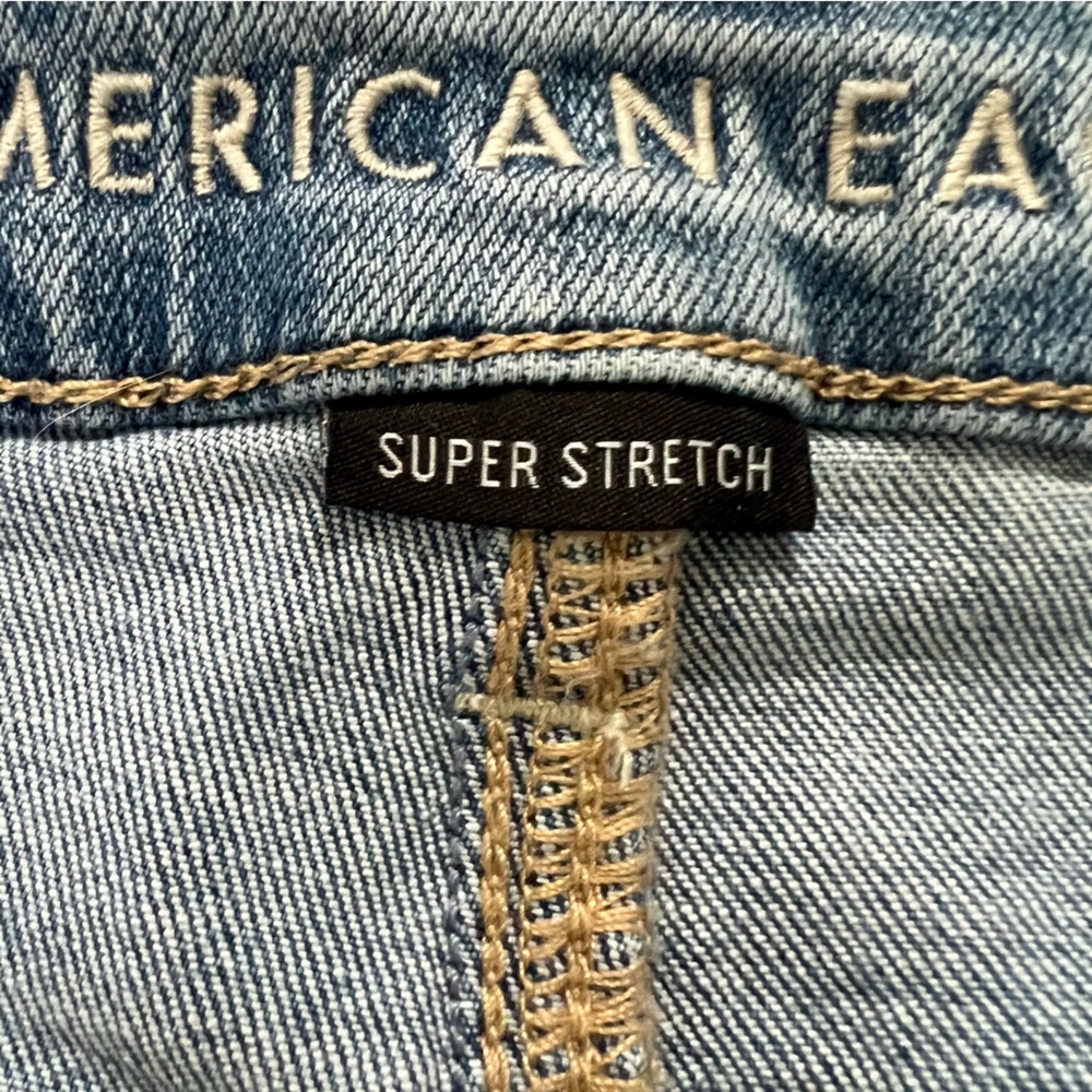 AE American Eagle Curvy Hi Rise Shortie Light Wash Jean Shorts - Picture 10 of 10